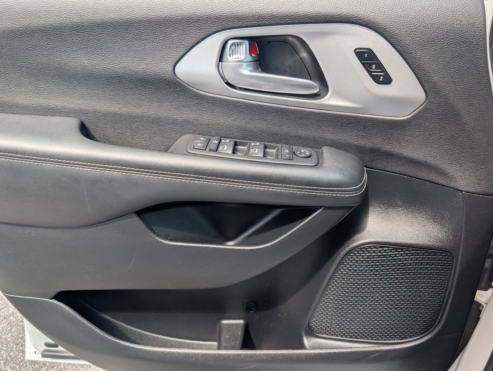 Used 2025 Chrysler Pacifica Limited FWD image 36