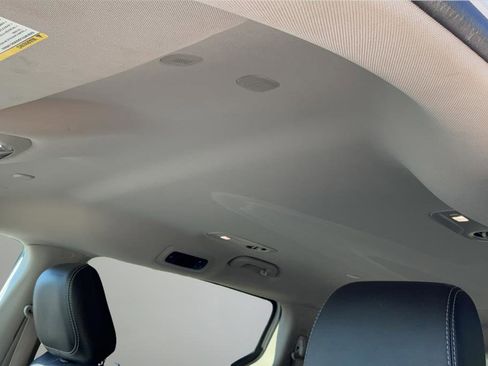 Used 2023 Chrysler Pacifica Touring-L FWD image 18