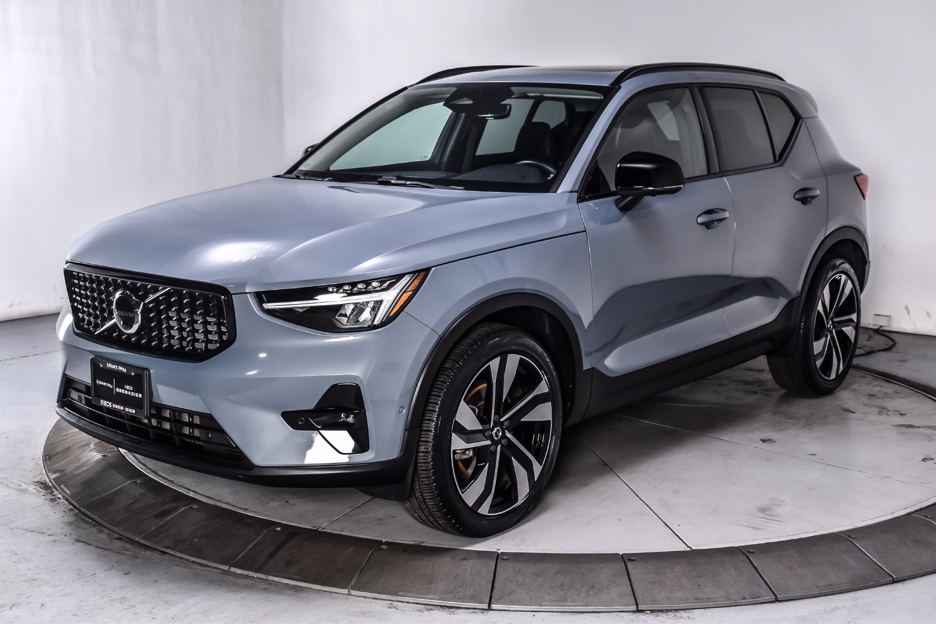 Used 2023 Volvo XC40 B5 Plus AWD/4WD image 3