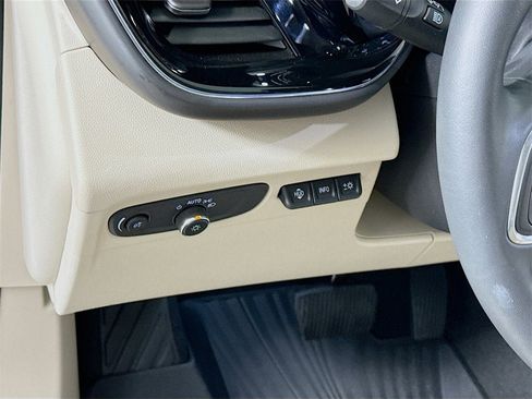 Used 2023 Buick Envision Avenir image 4