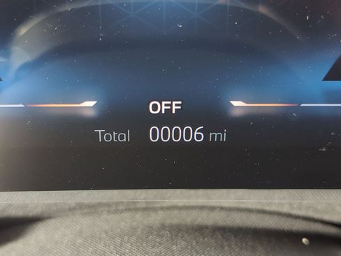 Used 2025 BMW 740i w/ Premium Package image 18