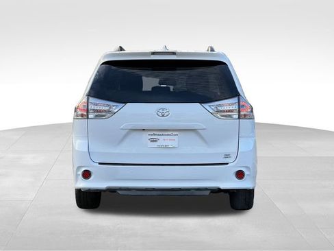 Used 2019 Toyota Sienna SE image 4