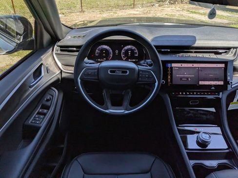 New 2026 Jeep Grand Cherokee Limited RWD image 17