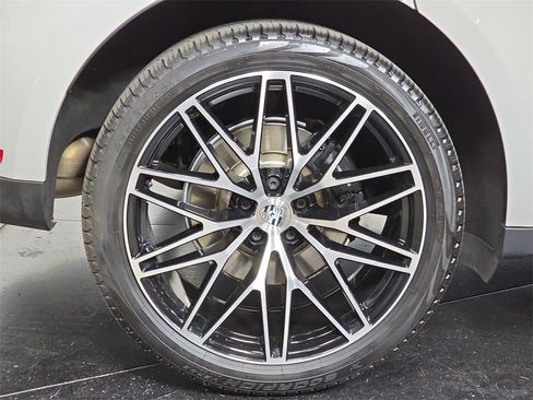 Certified 2025 Porsche Macan image 29