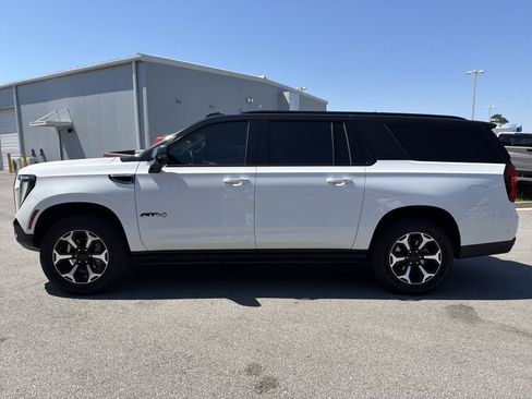 Used 2025 GMC Yukon XL AT4 w/ AT4 Premium Package AWD/4WD image 9