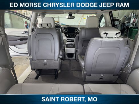 Used 2017 Chrysler Pacifica Touring-L FWD image 32