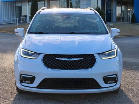 Used 2021 Chrysler Pacifica Touring-L image 2