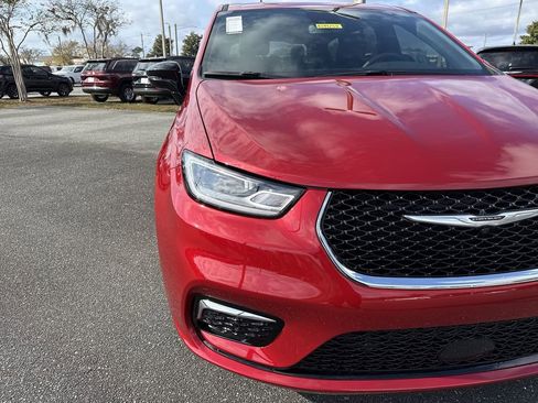 New 2026 Chrysler Pacifica Select image 9