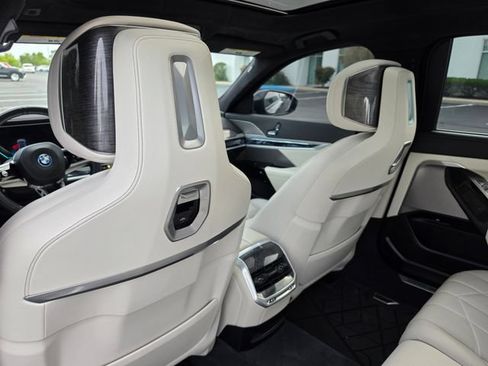 Used 2023 BMW i7 xDrive60 AWD/4WD image 50