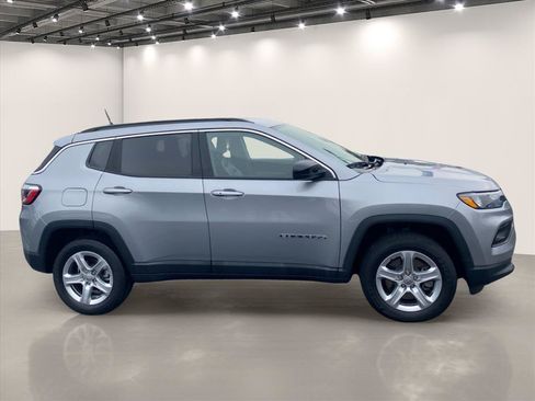 Used 2023 Jeep Compass Latitude w/ Convenience Group AWD/4WD image 8