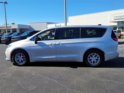 Certified 2024 Chrysler Pacifica Touring-L image 4