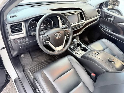 Used 2019 Toyota Highlander XLE image 11