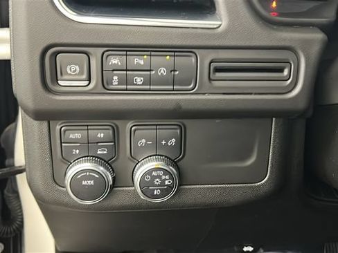 Used 2023 GMC Yukon SLT w/ SLT Luxury Package AWD/4WD image 19
