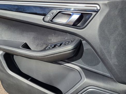 Used 2017 Porsche Macan image 18