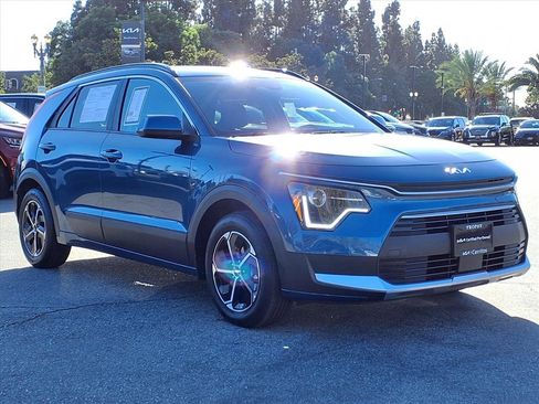 Certified 2025 Kia Niro EX image 6