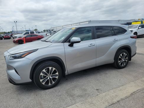 Used 2024 Toyota Highlander XLE image 5