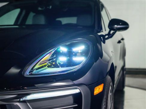 Certified 2026 Porsche Macan AWD/4WD image 11
