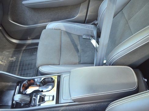 Used 2022 Volvo XC40 T5 R-Design w/ Climate Package image 25