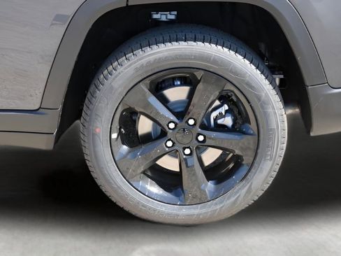 New 2026 Jeep Grand Cherokee L Limited w/ Limited Altitude Package AWD/4WD image 9