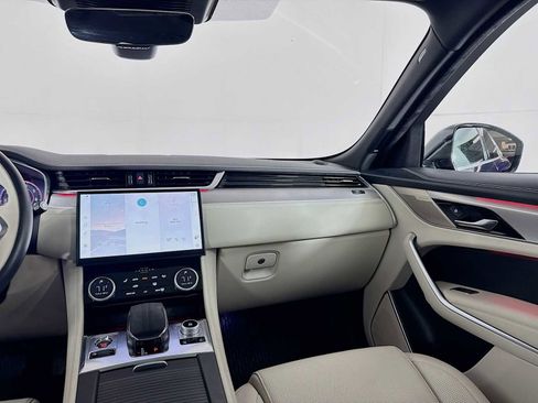 Used 2024 Jaguar F-PACE R-Dynamic S image 32