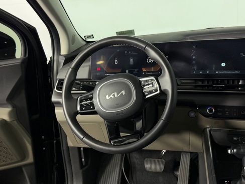 Used 2025 Kia Carnival EX image 16