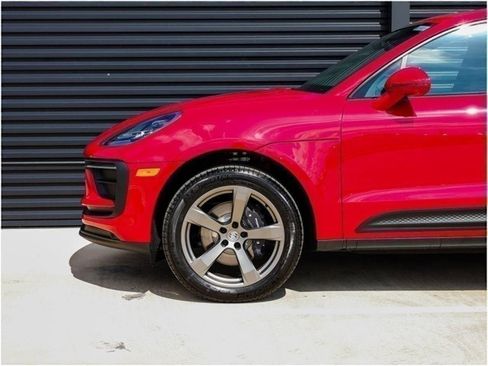 Certified 2025 Porsche Macan image 11