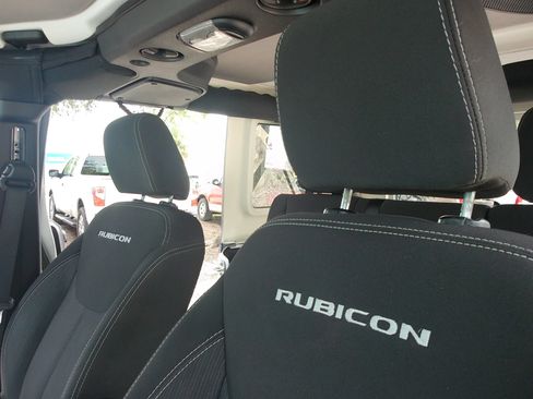 Used 2015 Jeep Wrangler Unlimited Rubicon w/ Connectivity Group AWD/4WD image 13