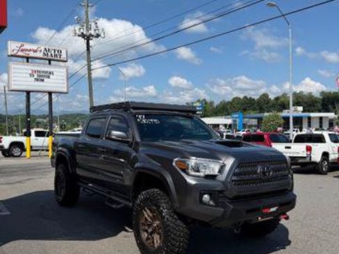 Used 2017 Toyota Tacoma SR5 AWD/4WD image 3