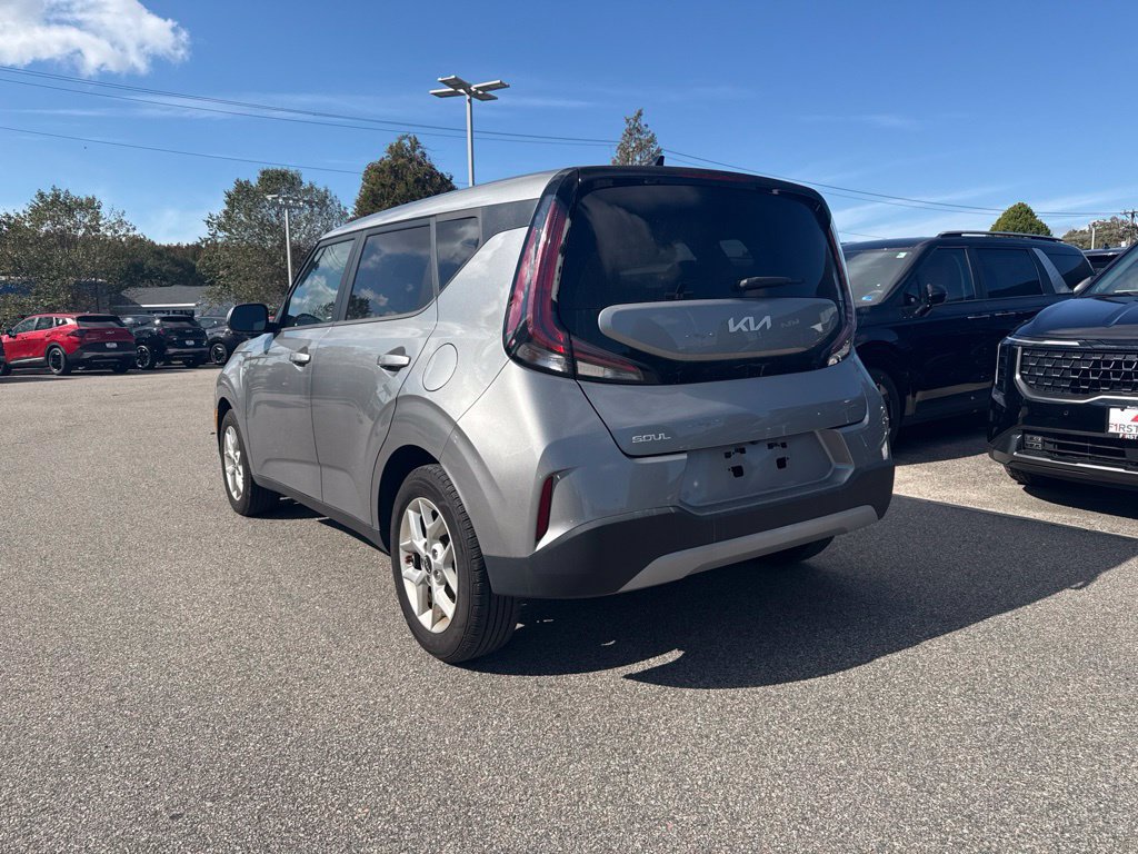 Used 2023 Kia Soul LX w/ LX Technology Package FWD image 3