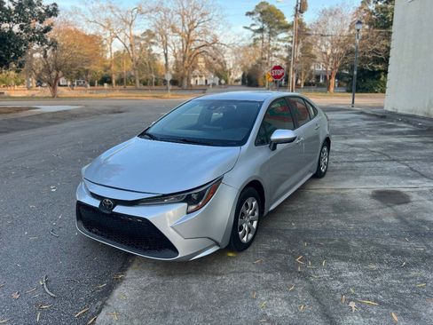 Used 2021 Toyota Corolla LE image 2