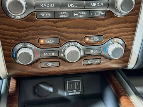 Used 2019 Nissan Pathfinder Platinum AWD/4WD image 18