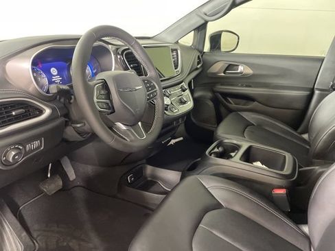 New 2026 Chrysler Pacifica Select FWD image 22
