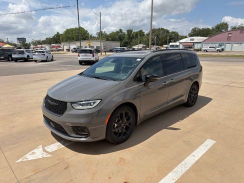 Used 2025 Chrysler Pacifica Limited FWD image 8
