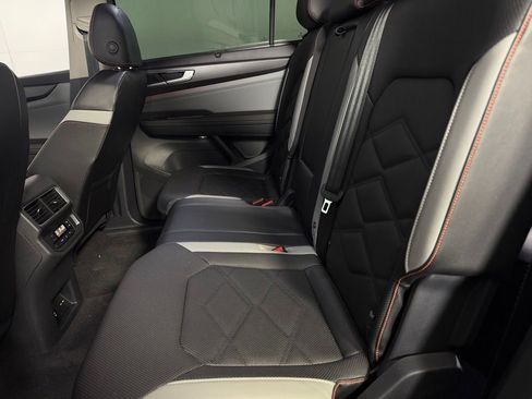 Used 2024 Volkswagen Atlas Peak Edition SE AWD/4WD image 26
