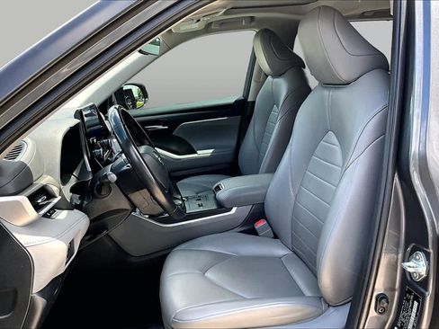Used 2023 Toyota Highlander XLE FWD image 9