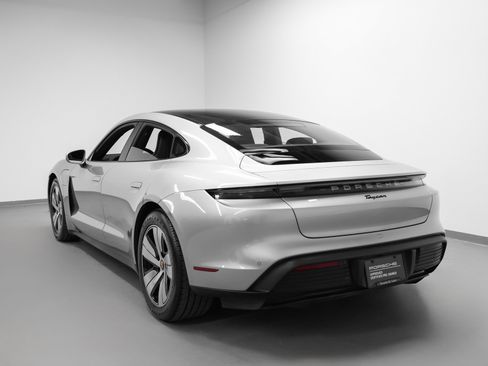 Used 2023 Porsche Taycan image 3
