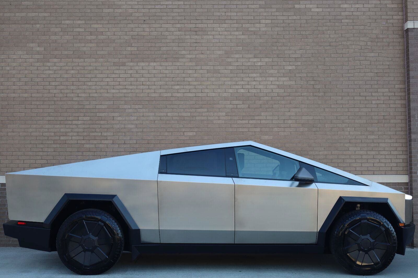 Used 2025 Tesla Cybertruck 2WD Crew Cab image 3