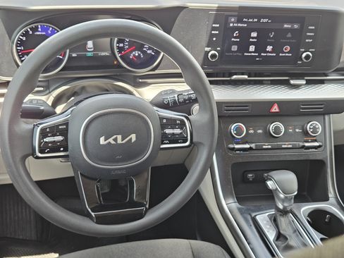 Used 2022 Kia Carnival LX FWD image 25