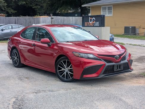 Used 2021 Toyota Camry SE FWD image 1