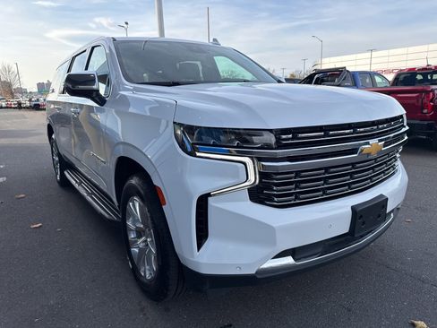 Used 2023 Chevrolet Suburban Premier image 4