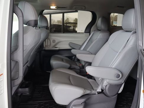 Used 2021 Toyota Sienna XLE image 40