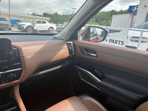 Used 2023 Nissan Pathfinder Platinum FWD image 25