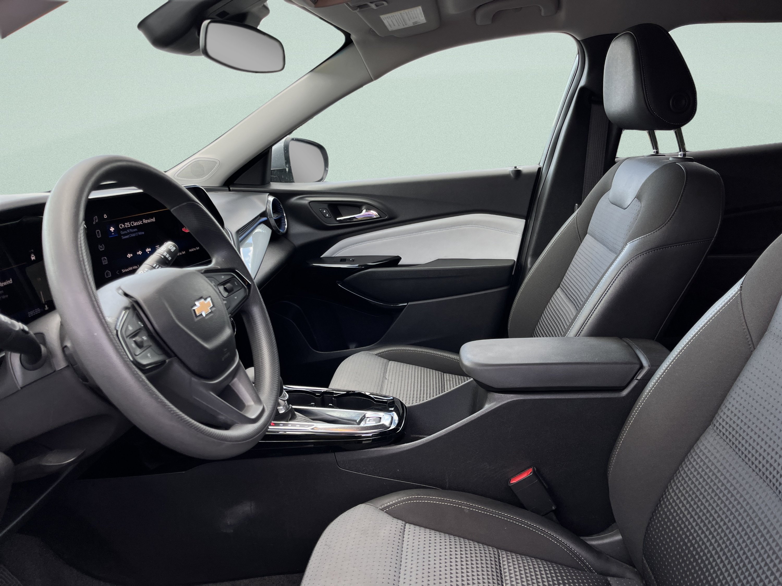 Used 2025 Chevrolet Trax LT FWD image 13