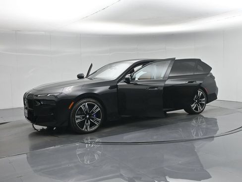 Used 2023 BMW 740i w/ Parking Assistance Package RWD image 5