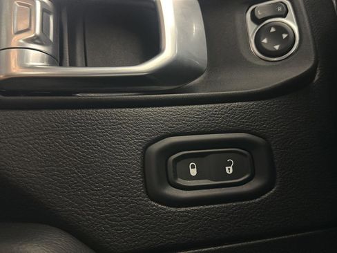 Used 2022 Jeep Wrangler Unlimited Sahara AWD/4WD image 11