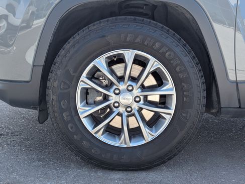 Used 2019 Jeep Cherokee Latitude Plus w/ Cold Weather Group AWD/4WD image 50