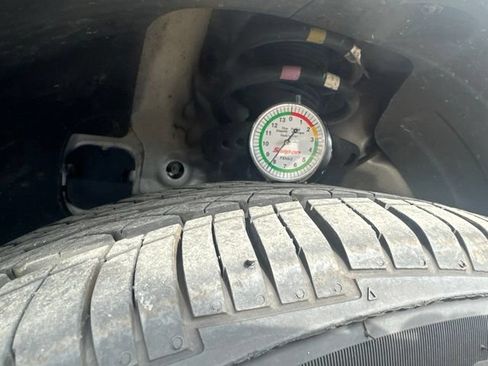 Used 2023 Hyundai Venue SEL FWD image 5