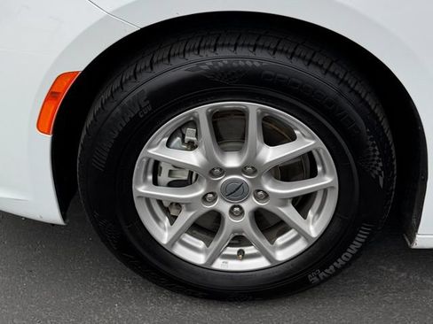 Used 2024 Chrysler Pacifica Touring-L FWD image 15
