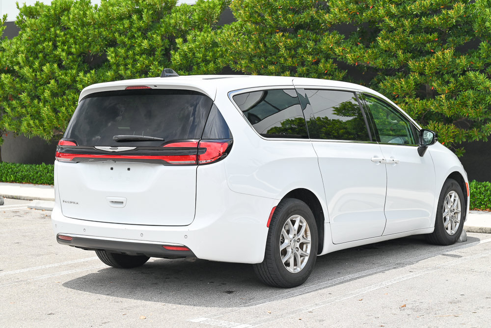 Used 2024 Chrysler Pacifica Touring-L FWD image 4