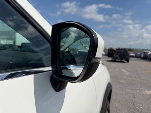 Used 2022 Nissan Pathfinder SV AWD/4WD image 9